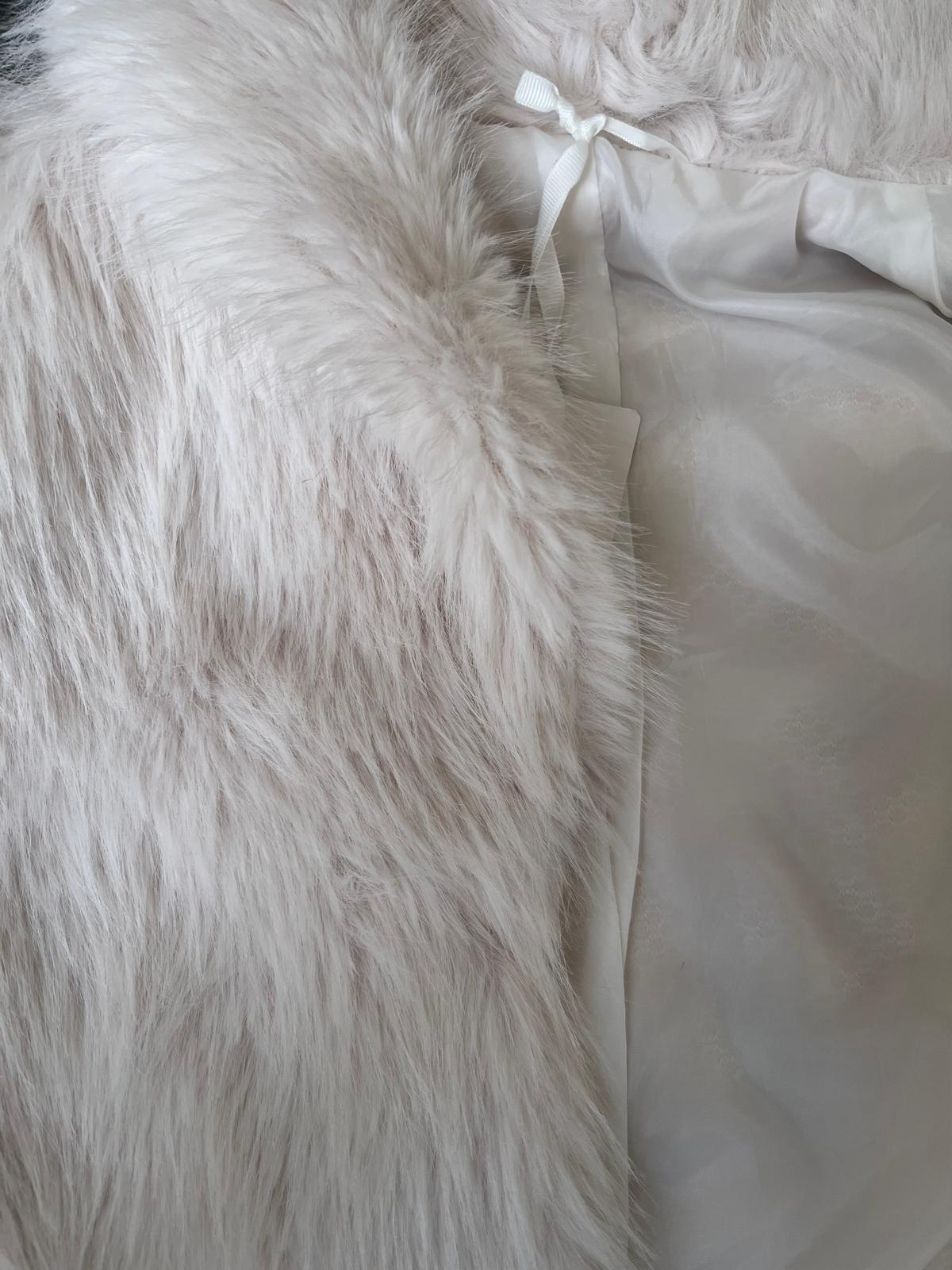 Pelliccia corta con collo avvolgente